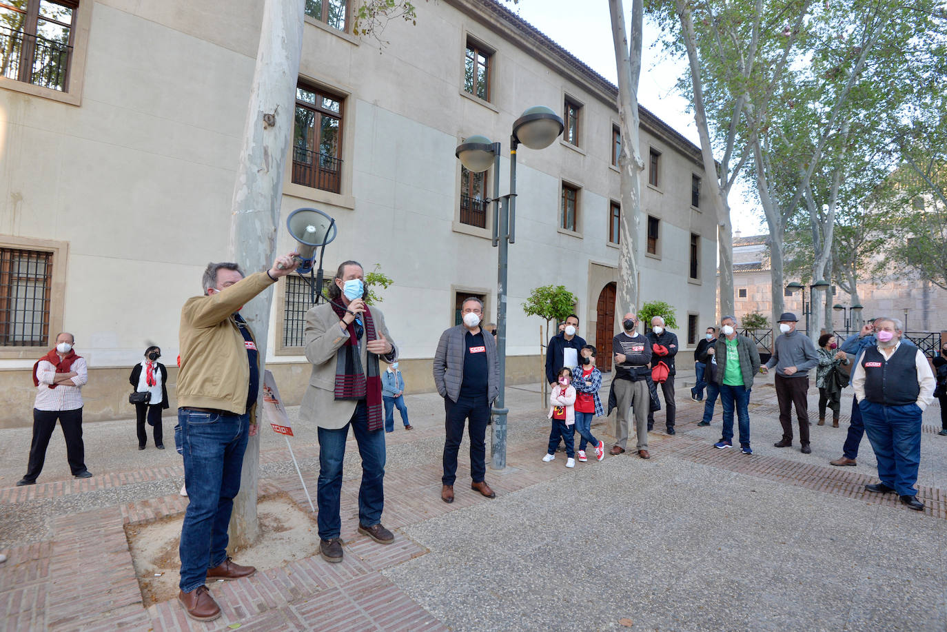 Fotos: 3.000 firmas más contra la entrada de Campuzano en Educación y Cultura