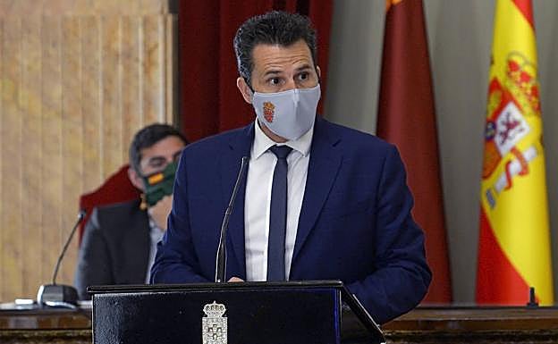 Mario Gómez, con José Ballesta al fondo, durante su intervención en el Pleno.