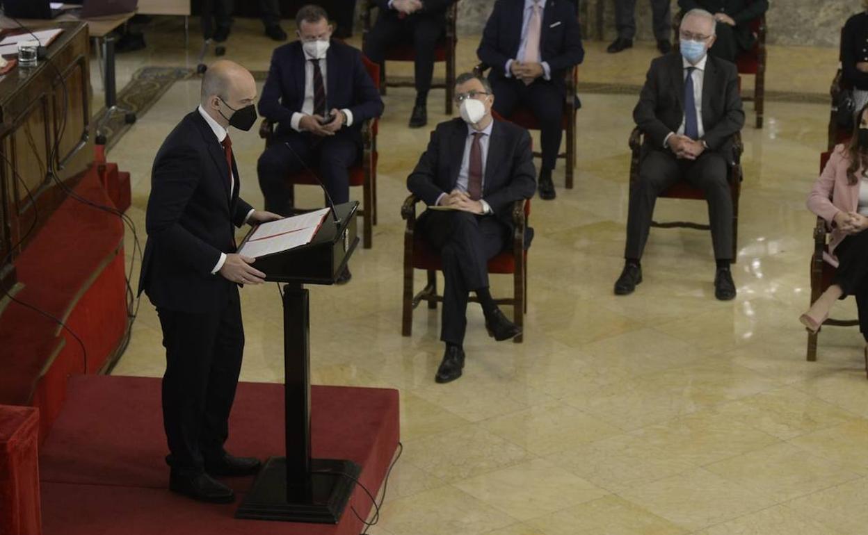 El portavoz del PSOE en el Ayuntamiento de Murcia, Enrique Lorca, este jueves en el Pleno de la moción de censura.