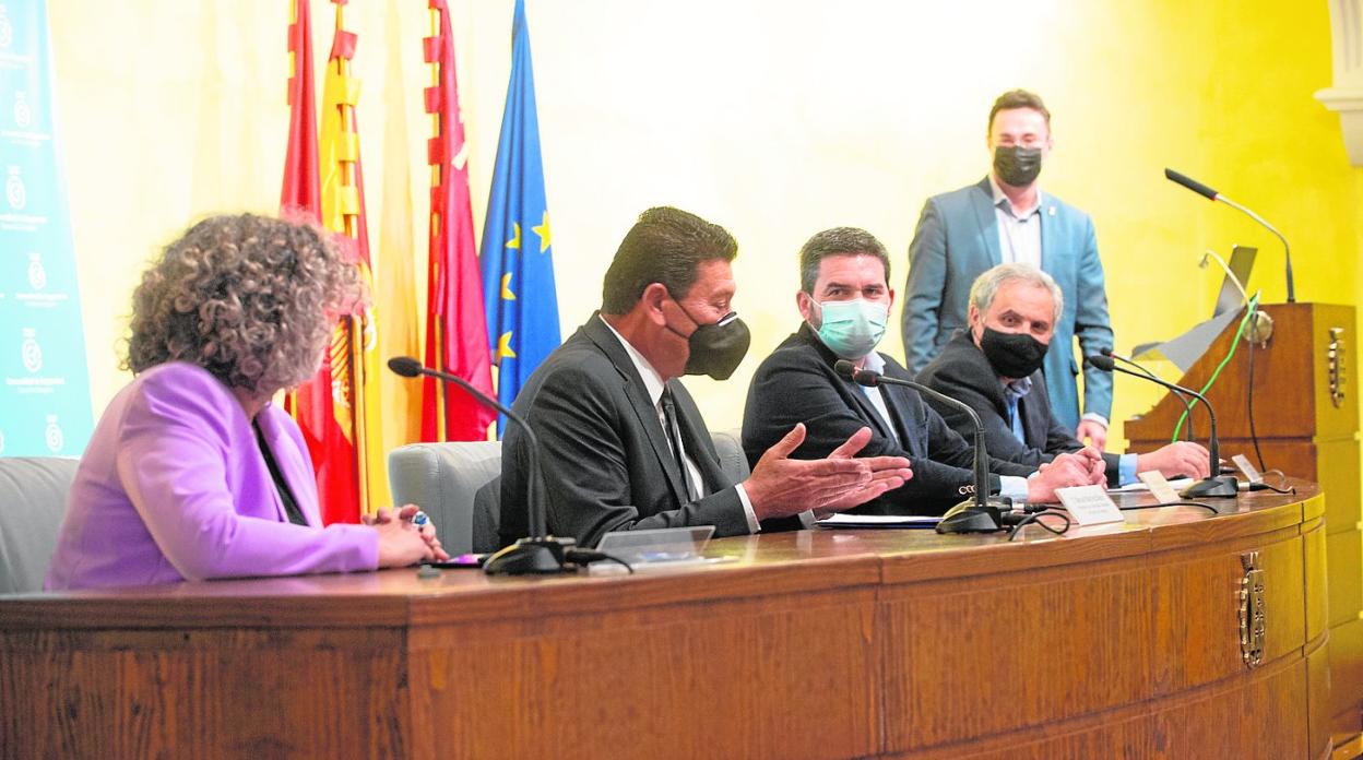 Beatriz Miguel, Manuel Martínez, Antonio Luengo, Jesús García y Alejandro Pérez, ayer en la Cámara de Comercio de Murcia. 
