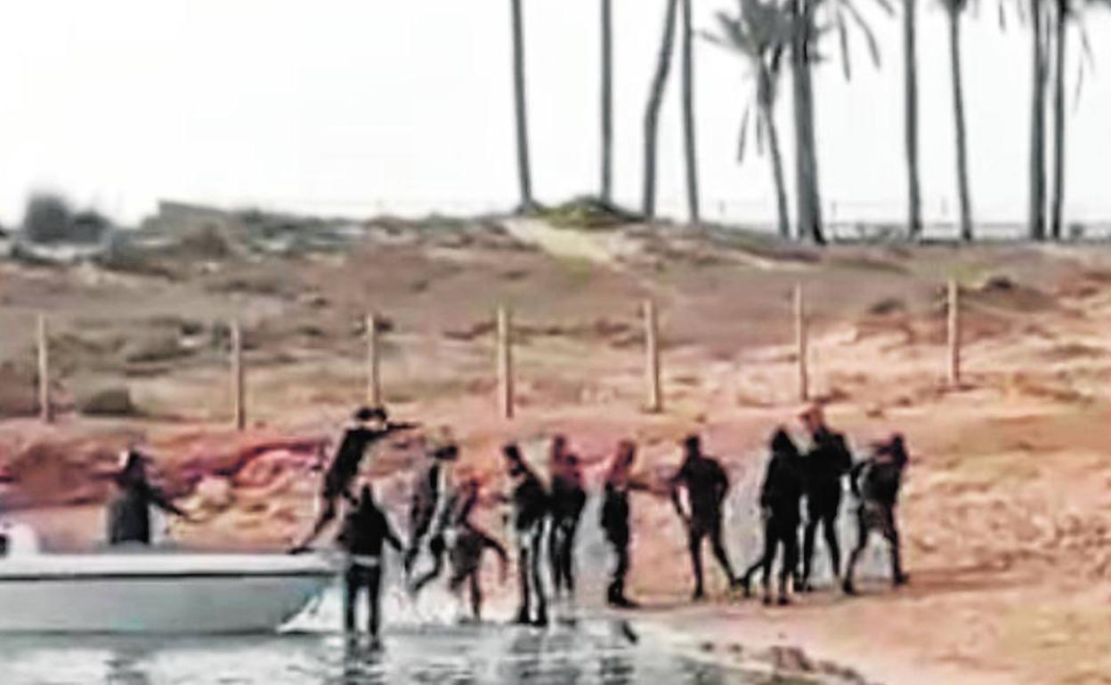 Una quincena de inmigrantes argelinos, llegado este viernes a una playa de Torrevieja. 