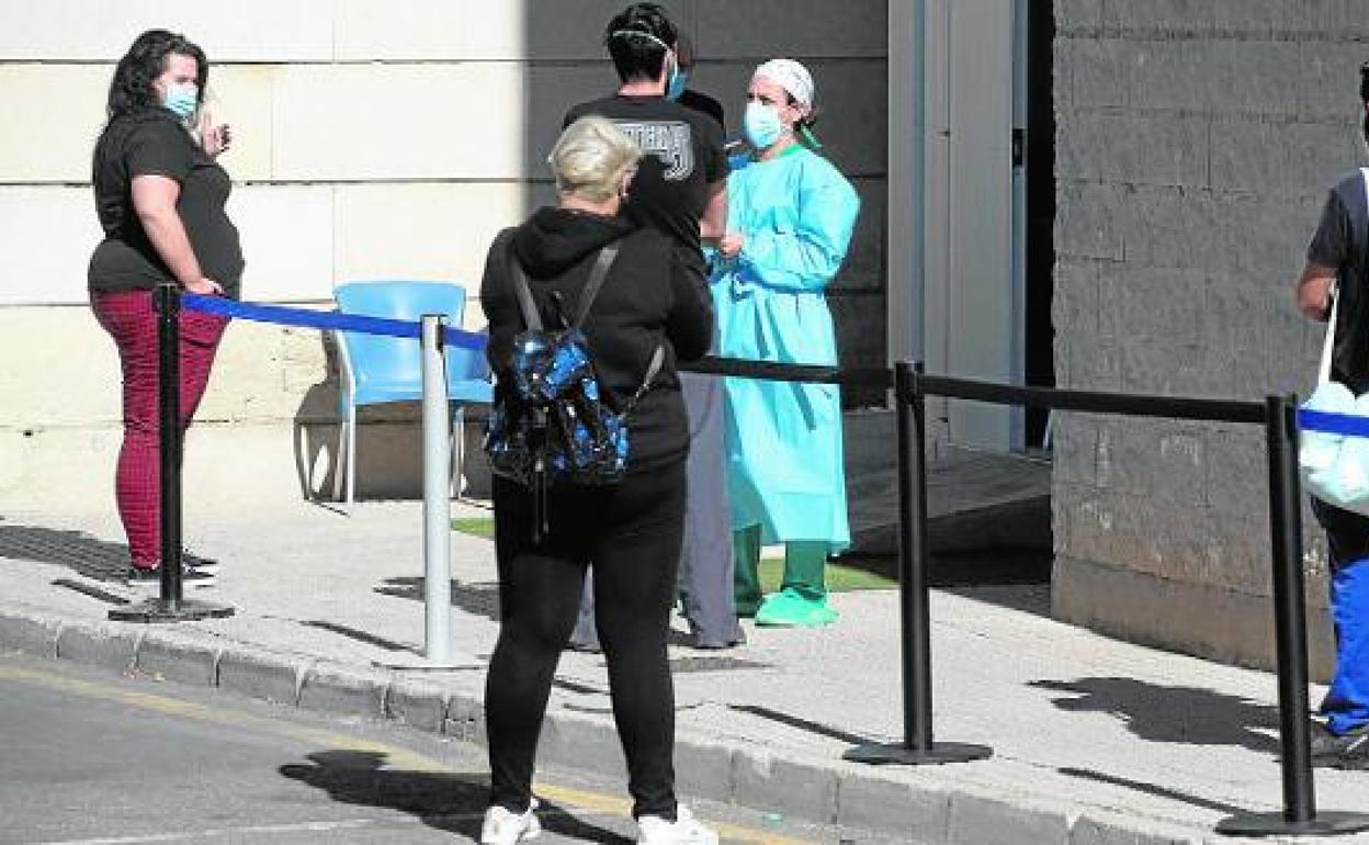 Varios pacientes esperan para ser atendidos en el punto Covid del Morales Meseguer. 