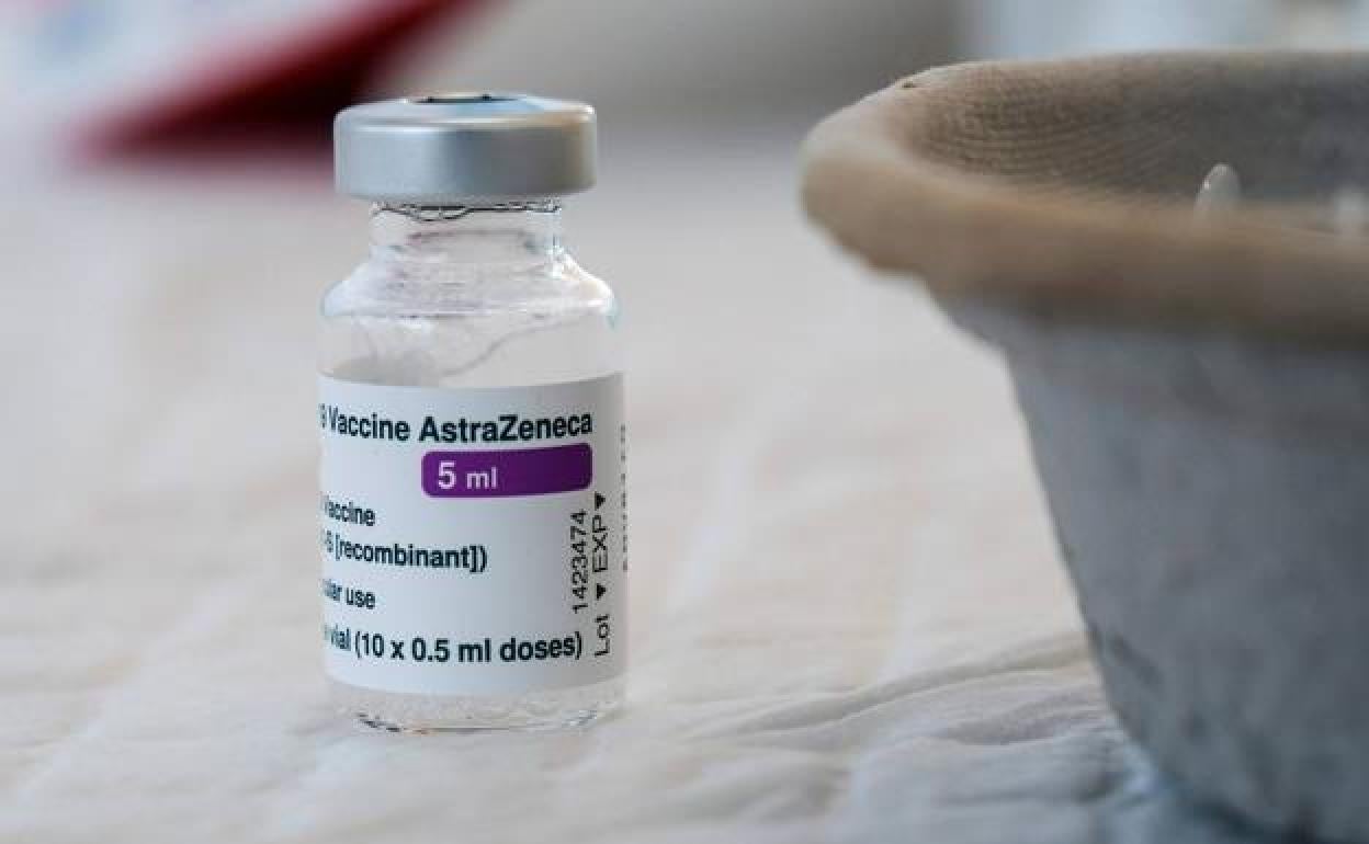Los 7 efectos secundarios de la vacuna de AstraZeneca que requieren ir al médico inmediatamente