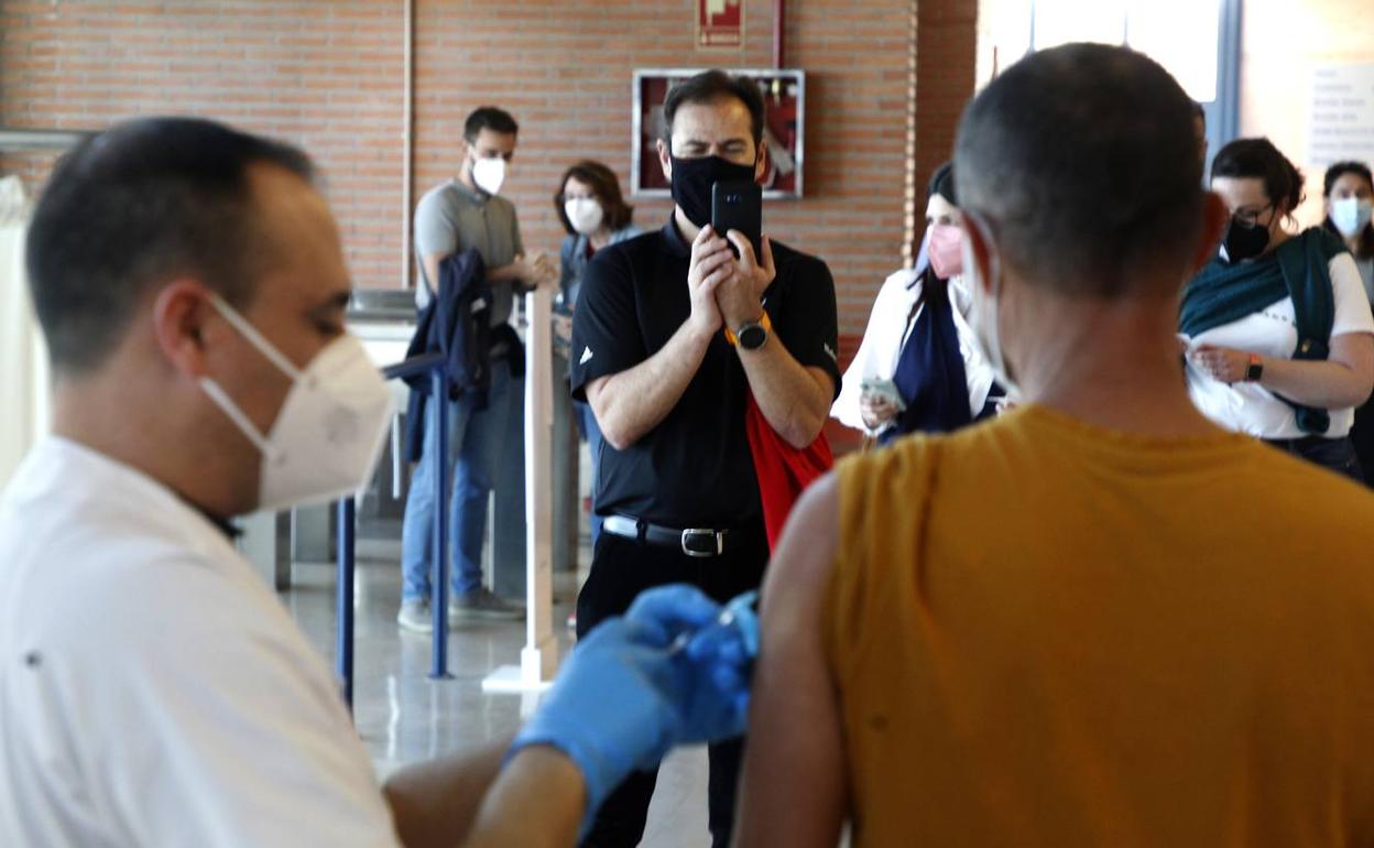 Vacunación de docentes con AstraZeneca en una imagen de archivo. 