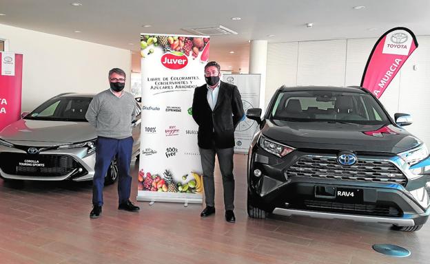 Representantes de Toyota Murcia y Juver Alimentación, en la entrega de los 18 vehículos. 