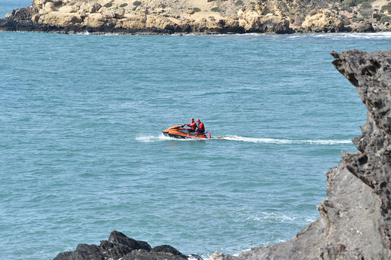 Fotos: Labores de búsqueda de nueve inmigrantes desaparecidos al hundirse una patera en Mazarrón