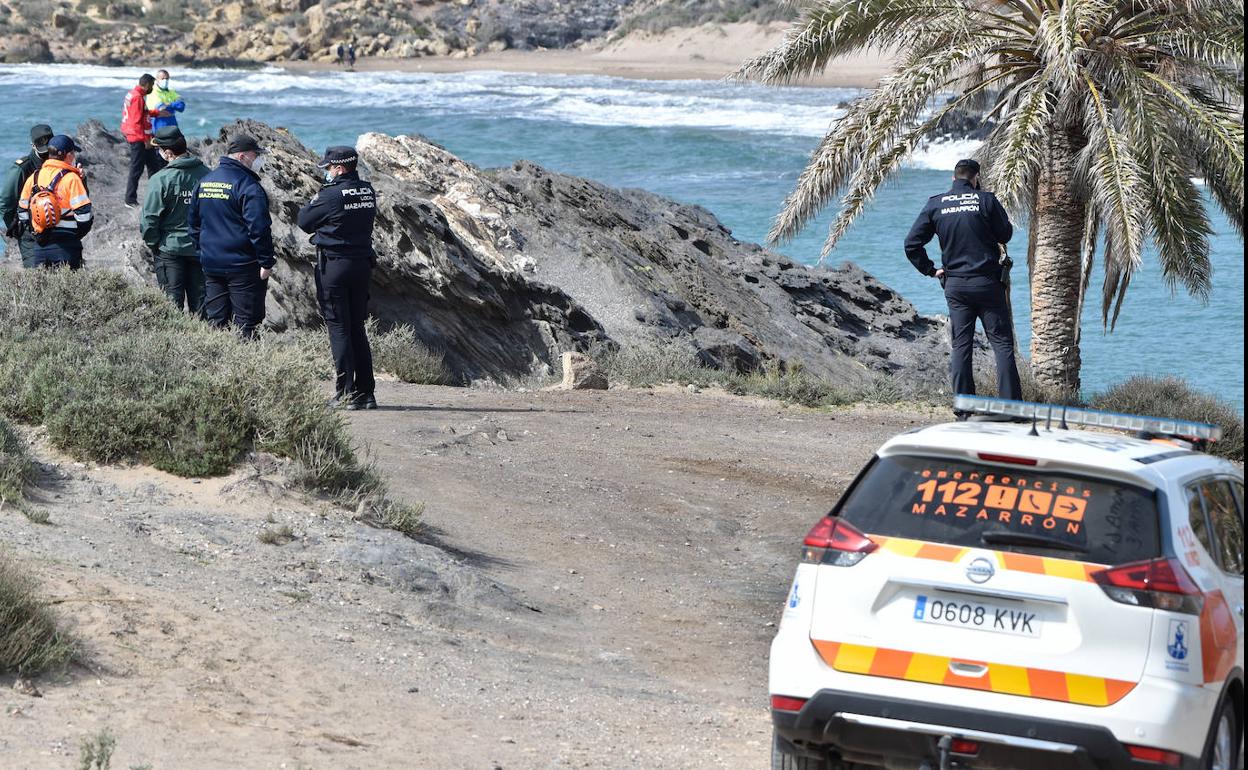 Efectivos de la Policía Local de Mazarrón, Guardia Civil y Emergencias, este domingo, en la playa de Percheles, en Mazarrón, frente a la cual naufragó una patera este sábado.