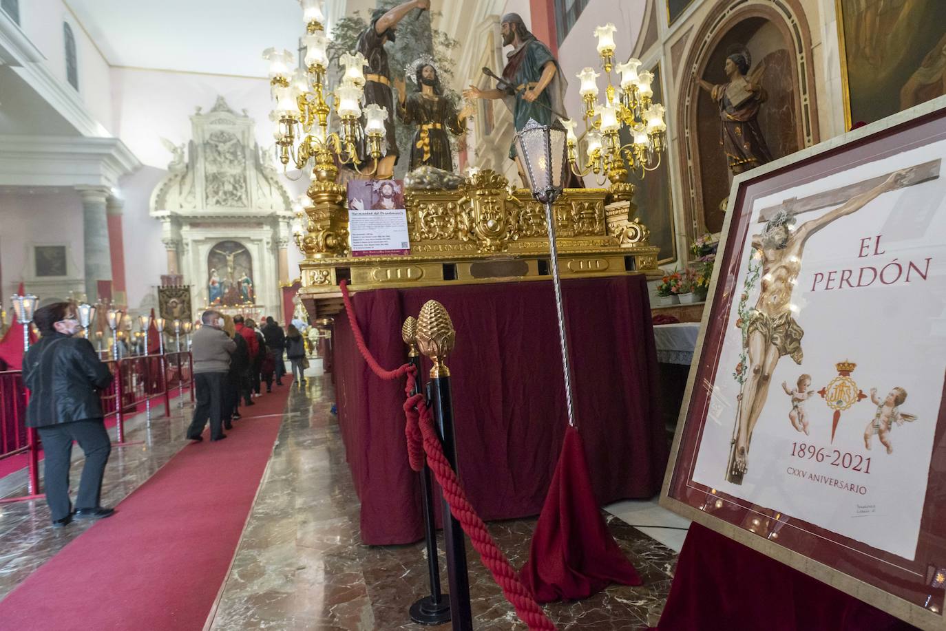 Fotos Semana Santa Murcia: Fieles del Cristo del Perdón acuden a San Antolín para recordar el tradicional besapié