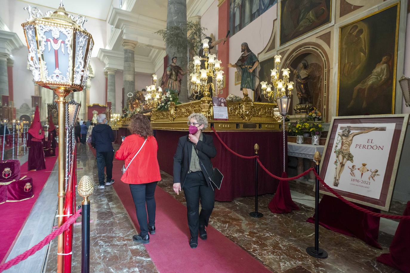 Fotos Semana Santa Murcia: Fieles del Cristo del Perdón acuden a San Antolín para recordar el tradicional besapié