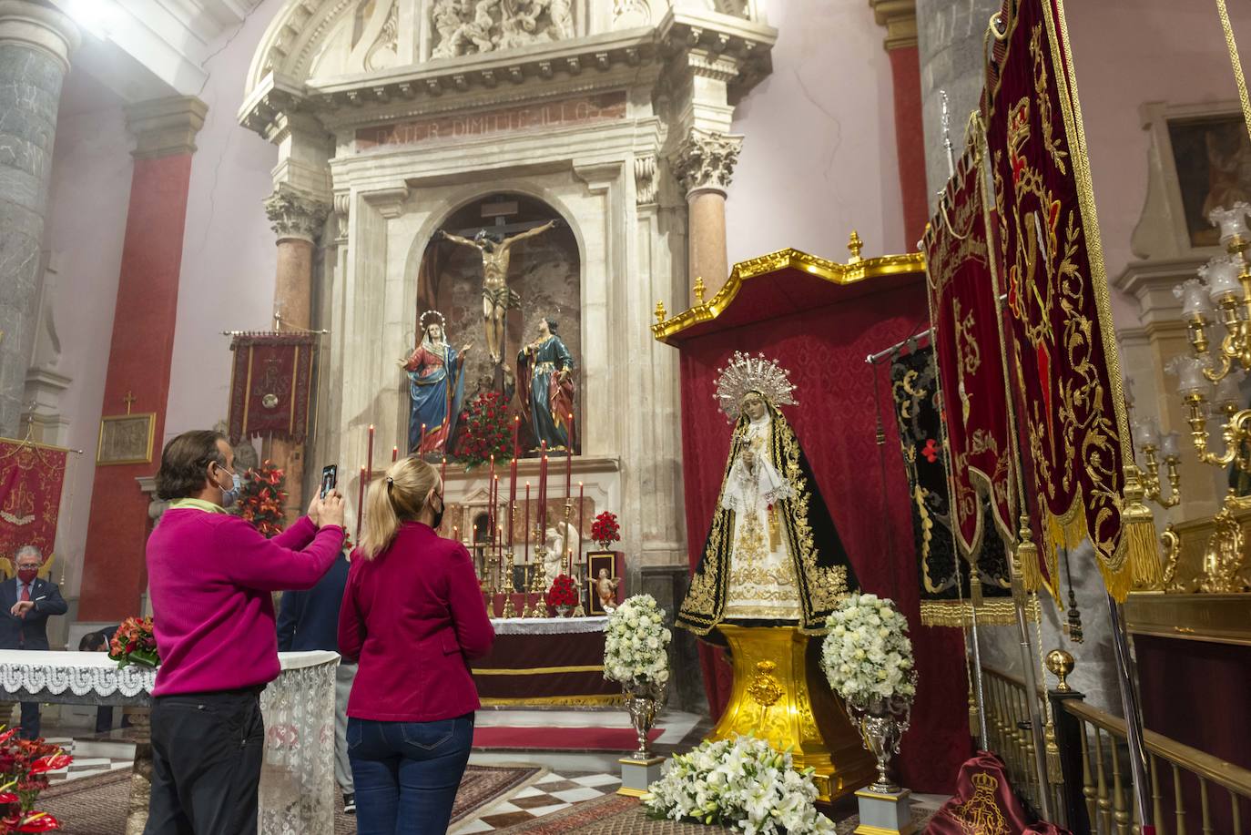 Fotos Semana Santa Murcia: Fieles del Cristo del Perdón acuden a San Antolín para recordar el tradicional besapié