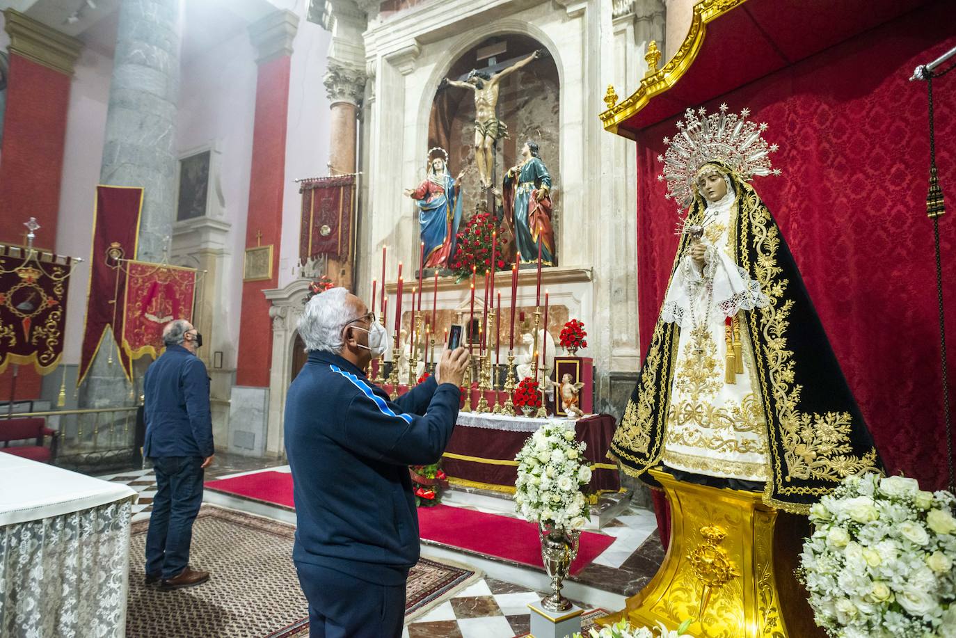 Fotos Semana Santa Murcia: Fieles del Cristo del Perdón acuden a San Antolín para recordar el tradicional besapié