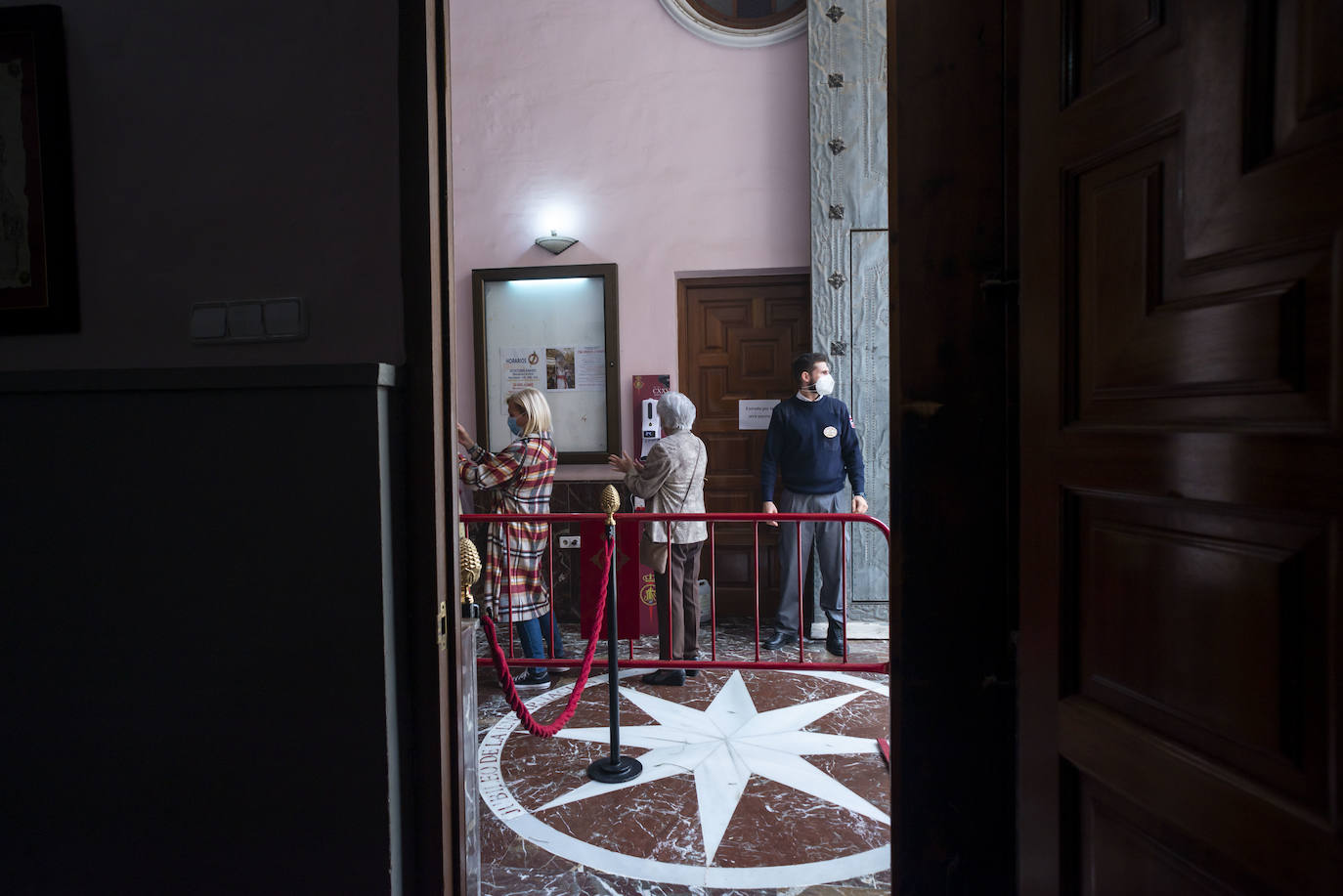 Fotos Semana Santa Murcia: Fieles del Cristo del Perdón acuden a San Antolín para recordar el tradicional besapié