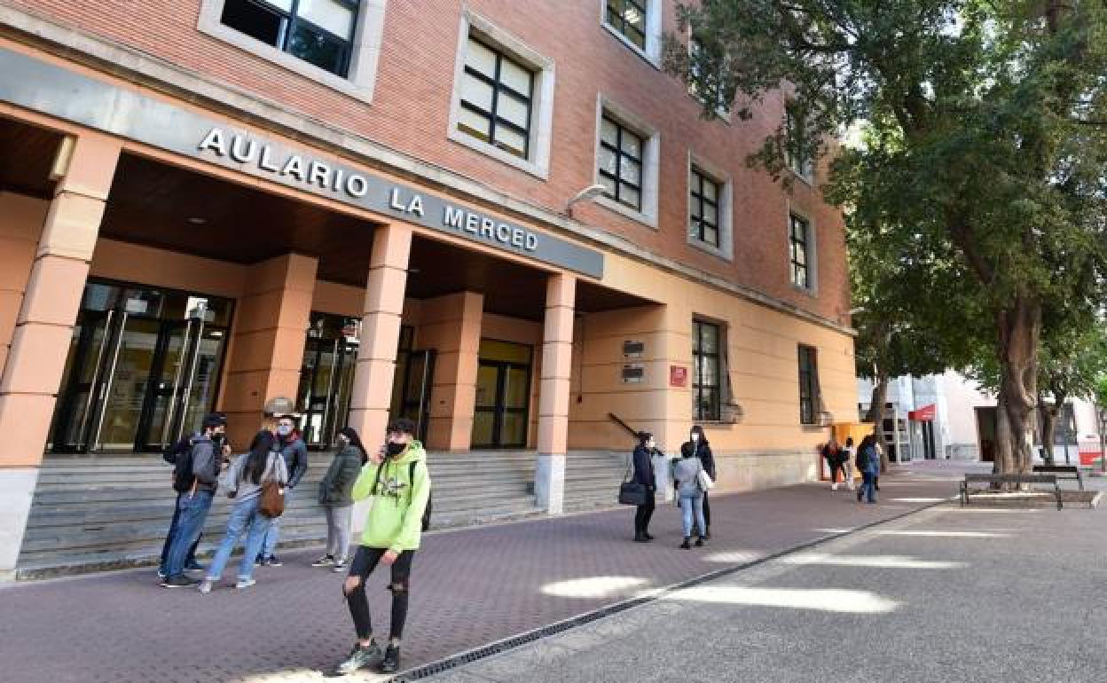 Estudiantes en la Facultad de Letras de la Universidad de la Merced, en una imagen de archivo.