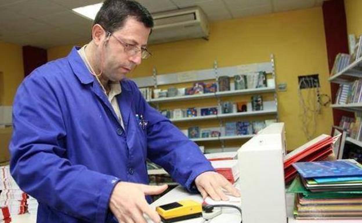 Una persona con discapacidad, en su puesto de trabajo, en una imagen de archivo. 