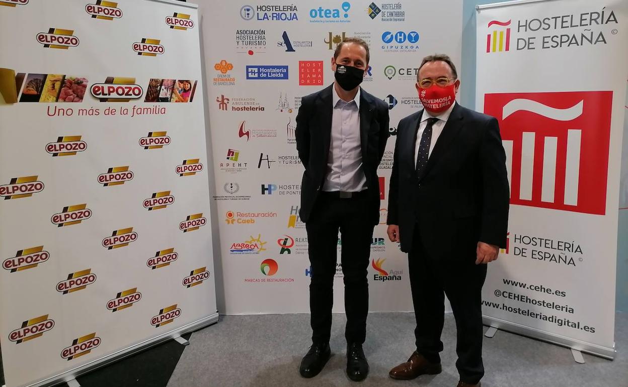 El director comercial de Elaborados de El Pozo Alimentación, José Andrés Alarcón, y el presidente de Hostelería de España, José Luis Yzuel, durante la feria HIP – Horeca Professional Expo 2021, el evento de innovación para profesionales de la hostelería y la restauración que se celebró hace unos días en Ifema. 