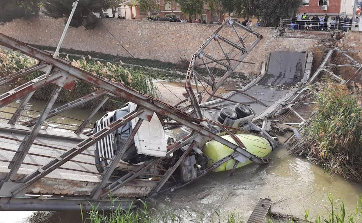 Camión caído al río en el puente de El Secano. 