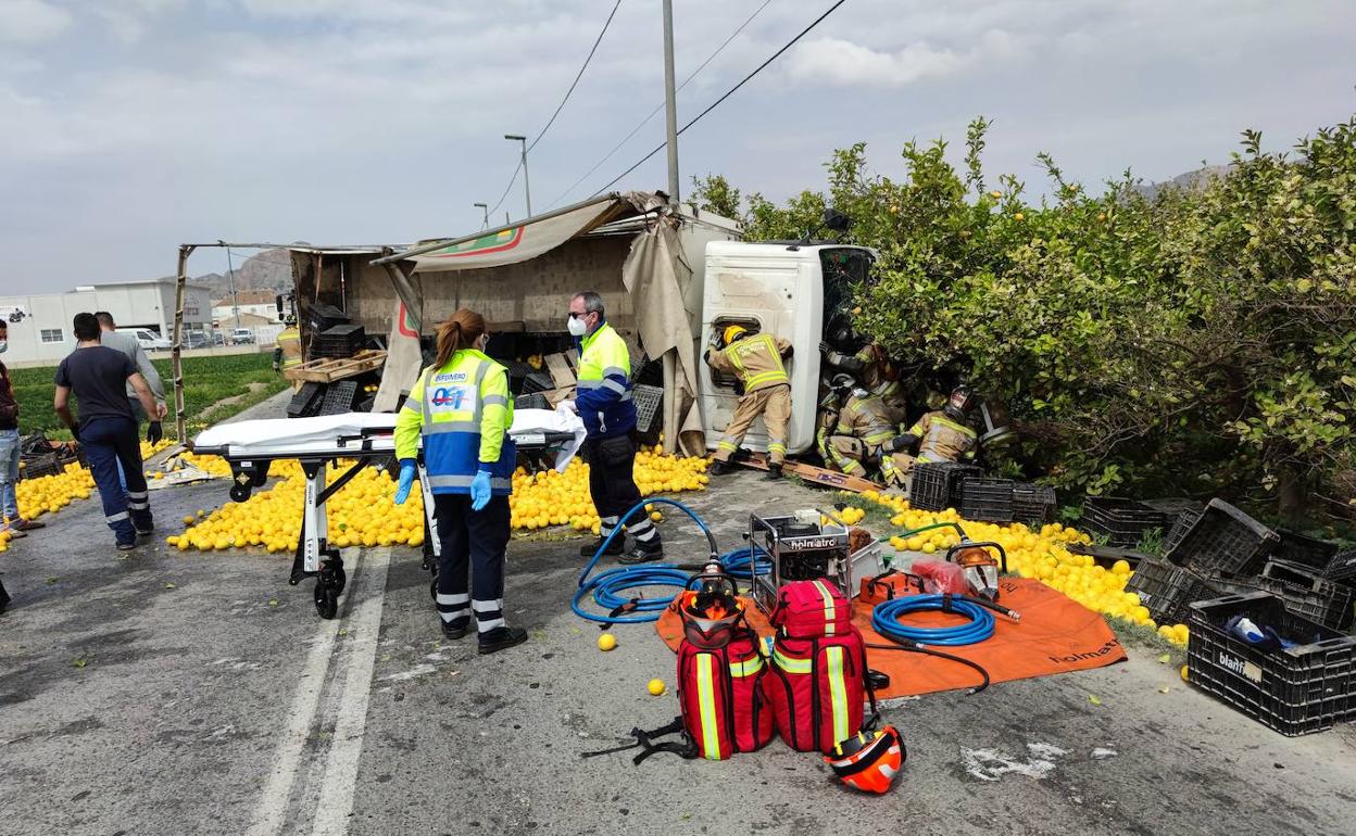 Camión volcado en la pedanía de El Raal. 