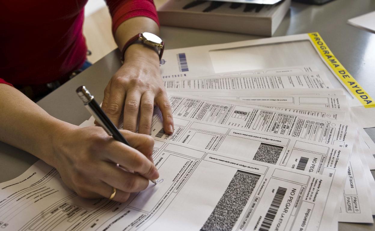 Impresos de la Declaración de la Renta en una foto de archivo
