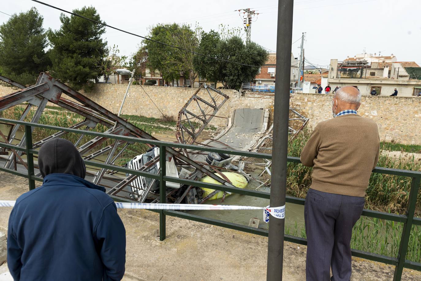 Fotos: Un camión desploma el puente de El Secano, que conecta El Raal y Beniel