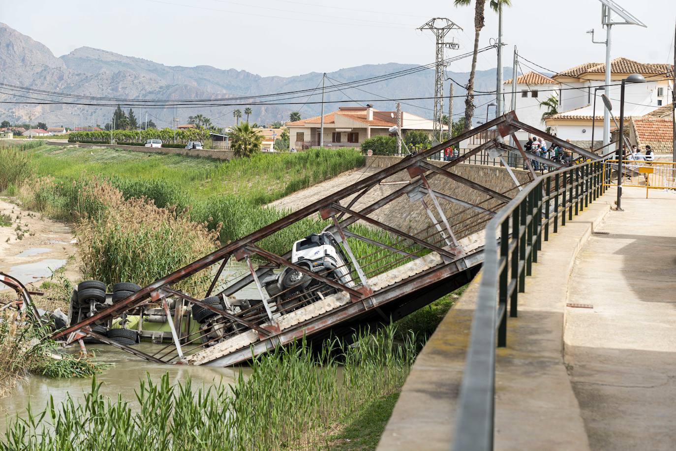 Fotos: Un camión desploma el puente de El Secano, que conecta El Raal y Beniel