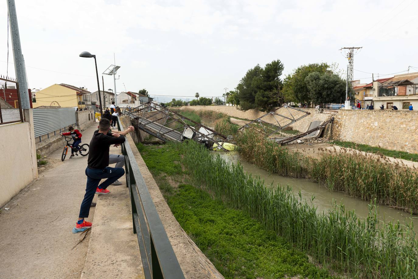 Fotos: Un camión desploma el puente de El Secano, que conecta El Raal y Beniel