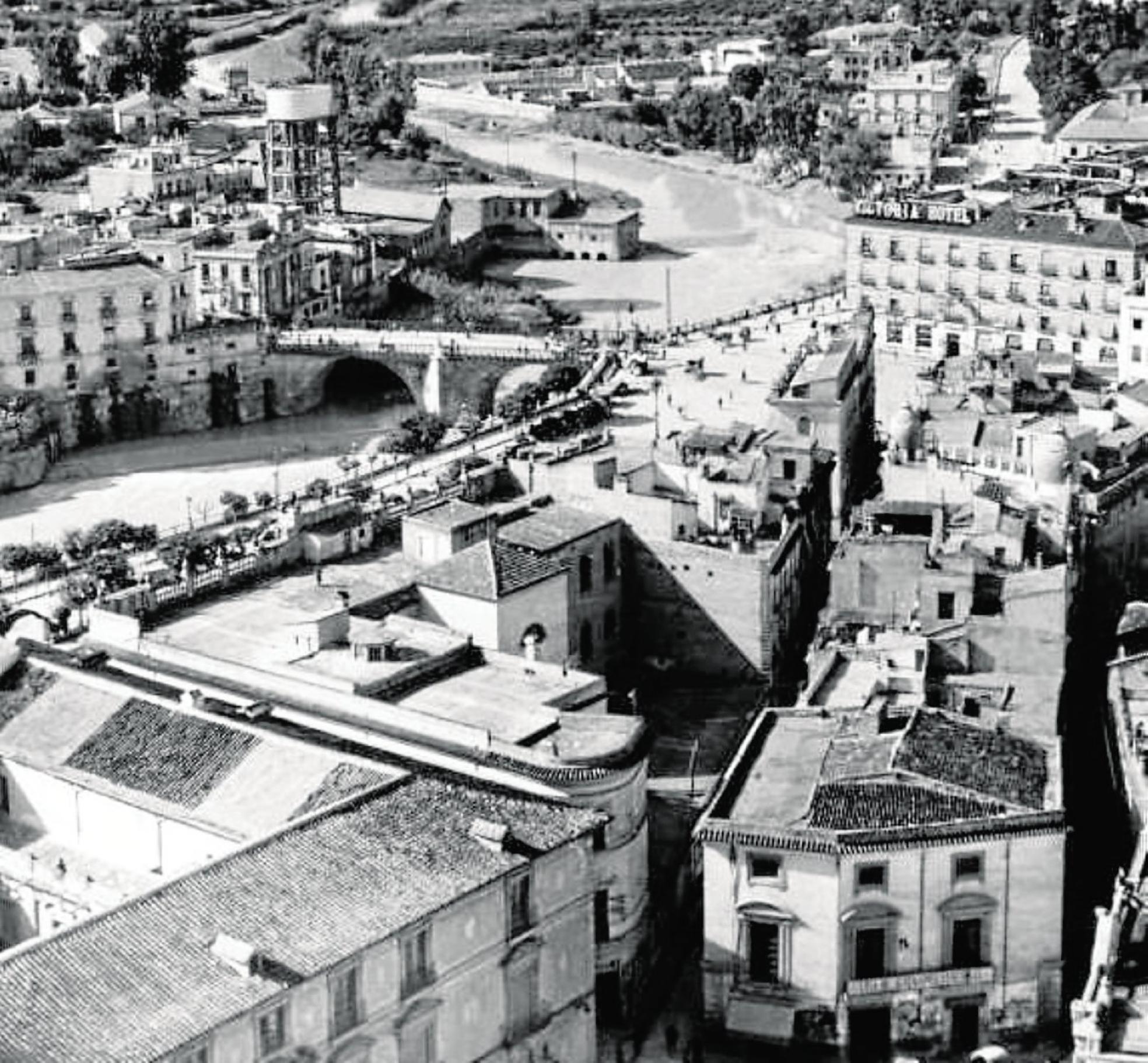 Palacete de la Riva en 1930, visto desde la Catedral, donde se levantó el edificio Moneo. 