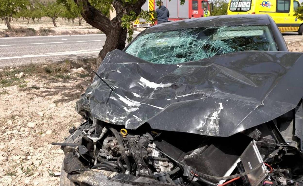 Uno de los vehículos después del accidente ocurrido en Jumilla.