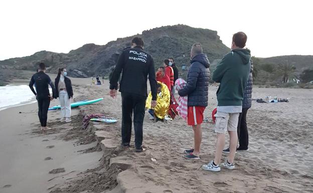 El inmigrante en la playa tras ser rescatado. 