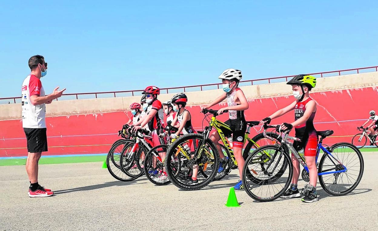 Jóvenes ciclistas en el velódromo de Torre Pacheco, en la primera concentración del año de las escuelas de menores. 