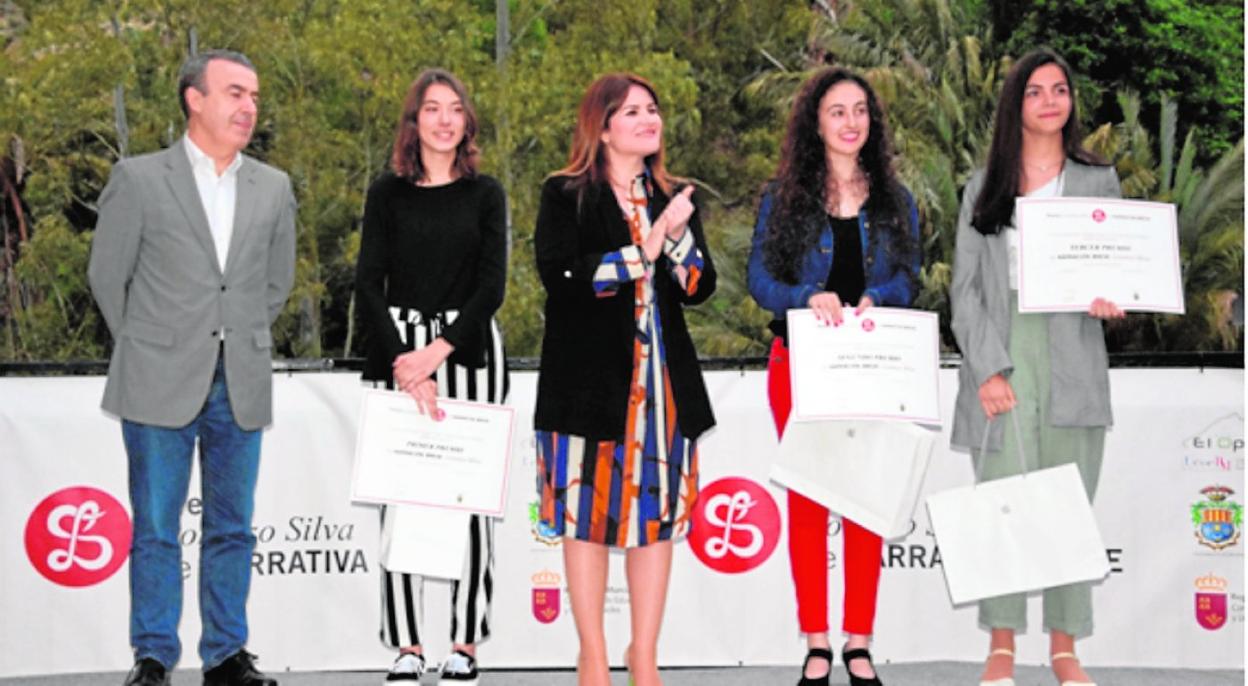 El escritor Juan Ramón Barat, la consejera Esperanza Moreno y las tres finalistas, en una edición anterior.