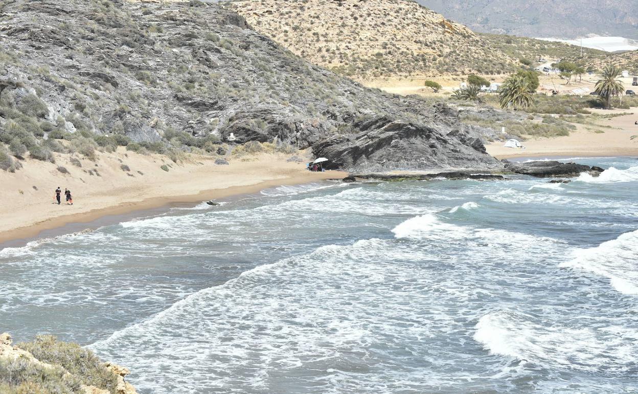 La playa de Percheles, en Mazarrón, frente a la cual naufragó una patera con 14 tripulantes este sábado.