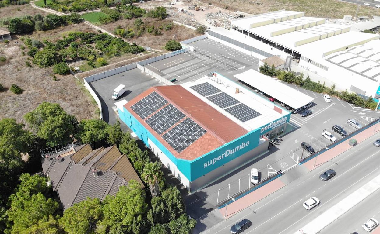Uno de los supermercados con paneles solares en su cubierta.