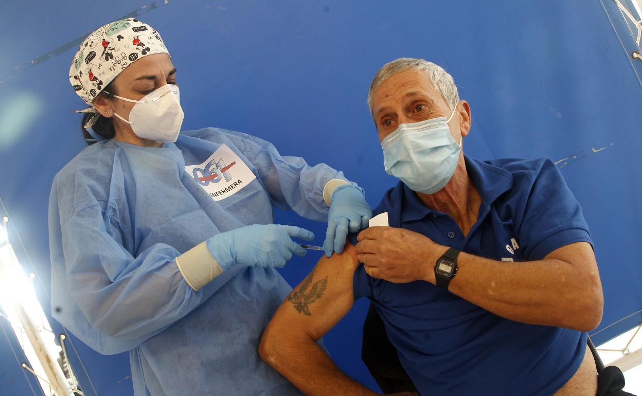 Un hombre recibiendo la vacuna contra la COVID-19