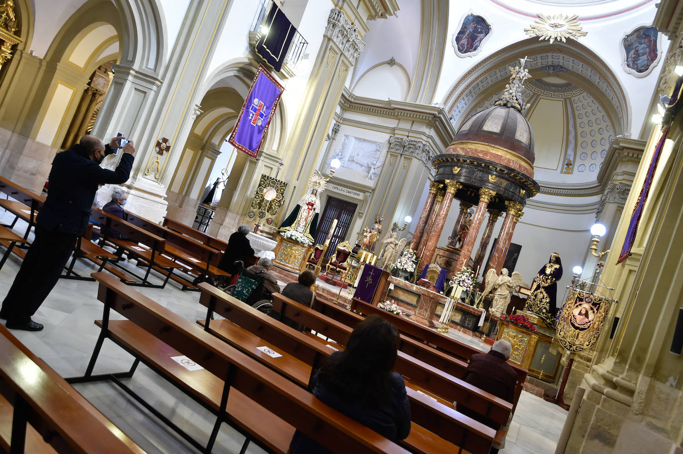 Fotos: Los murcianos visitan al Cristo del Rescate