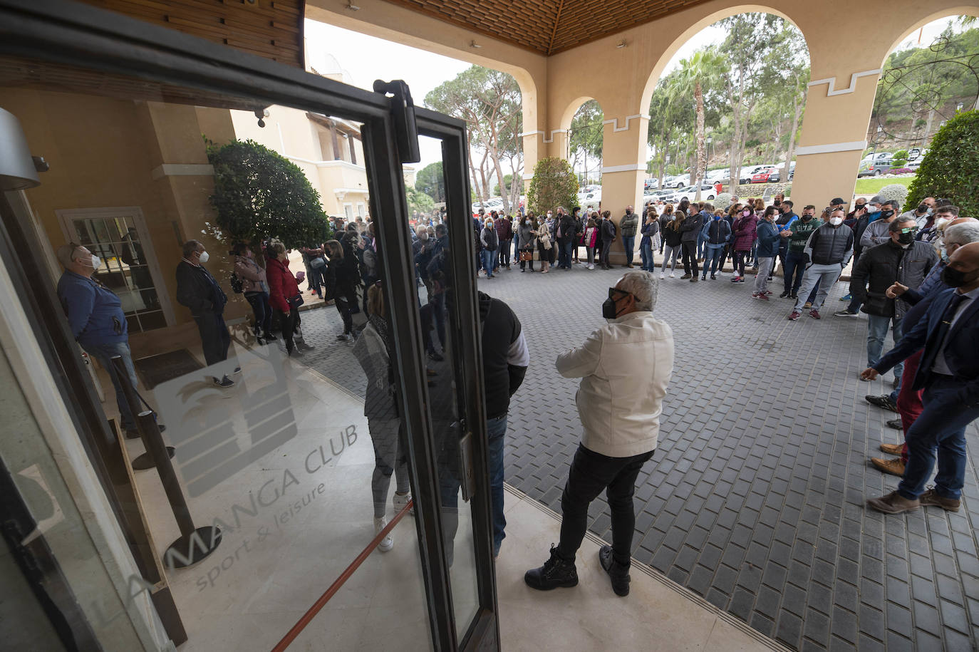 Fotos: Más de 150 empleados protestan por el ERE de La Manga Club