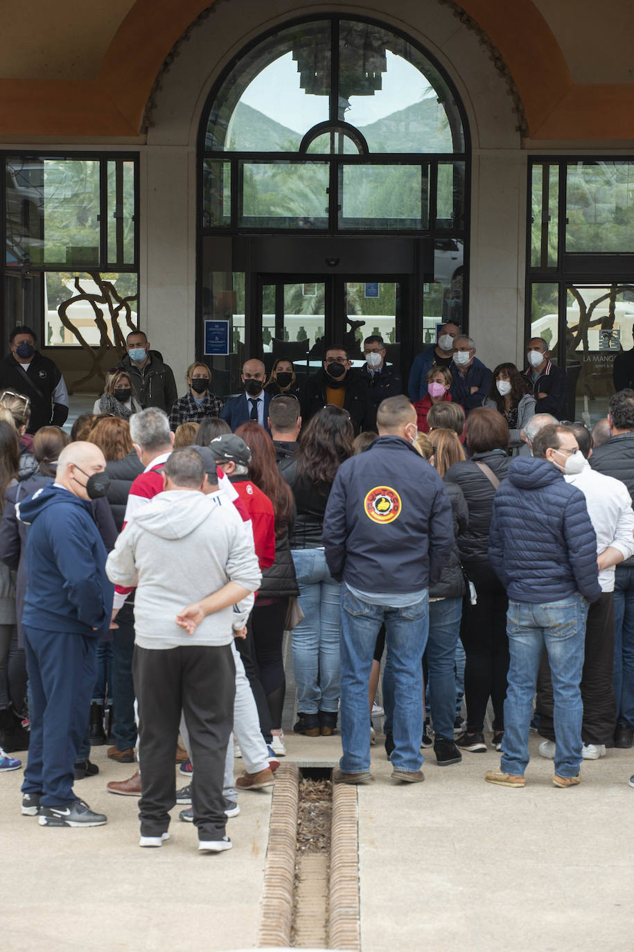 Fotos: Más de 150 empleados protestan por el ERE de La Manga Club