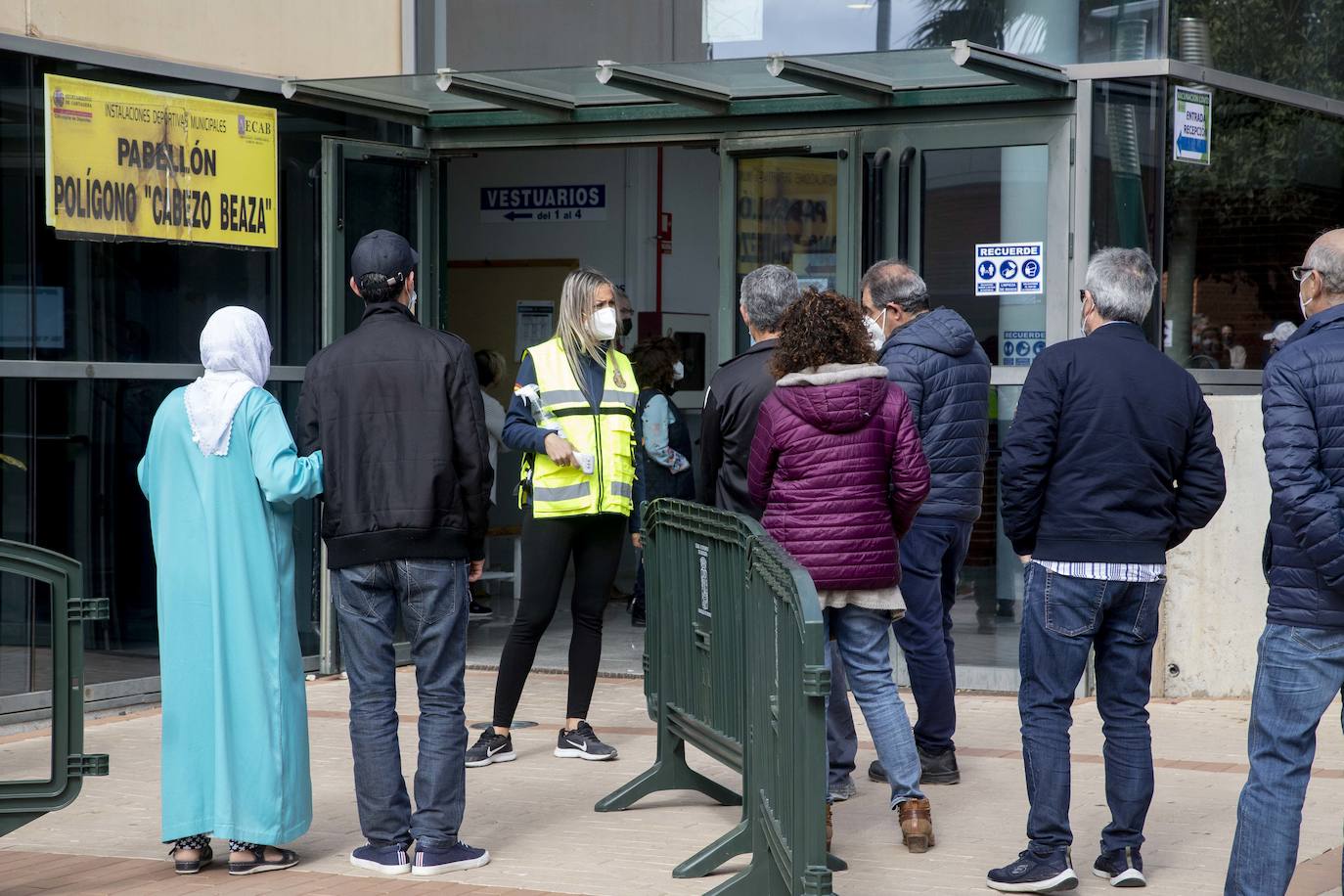 Fotos: Una vacunación masiva y deseada en Cabezo Beaza