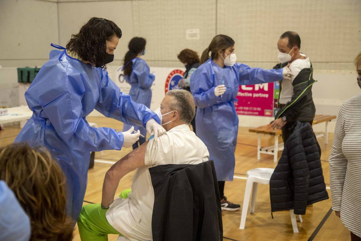 Fotos: Una vacunación masiva y deseada en Cabezo Beaza