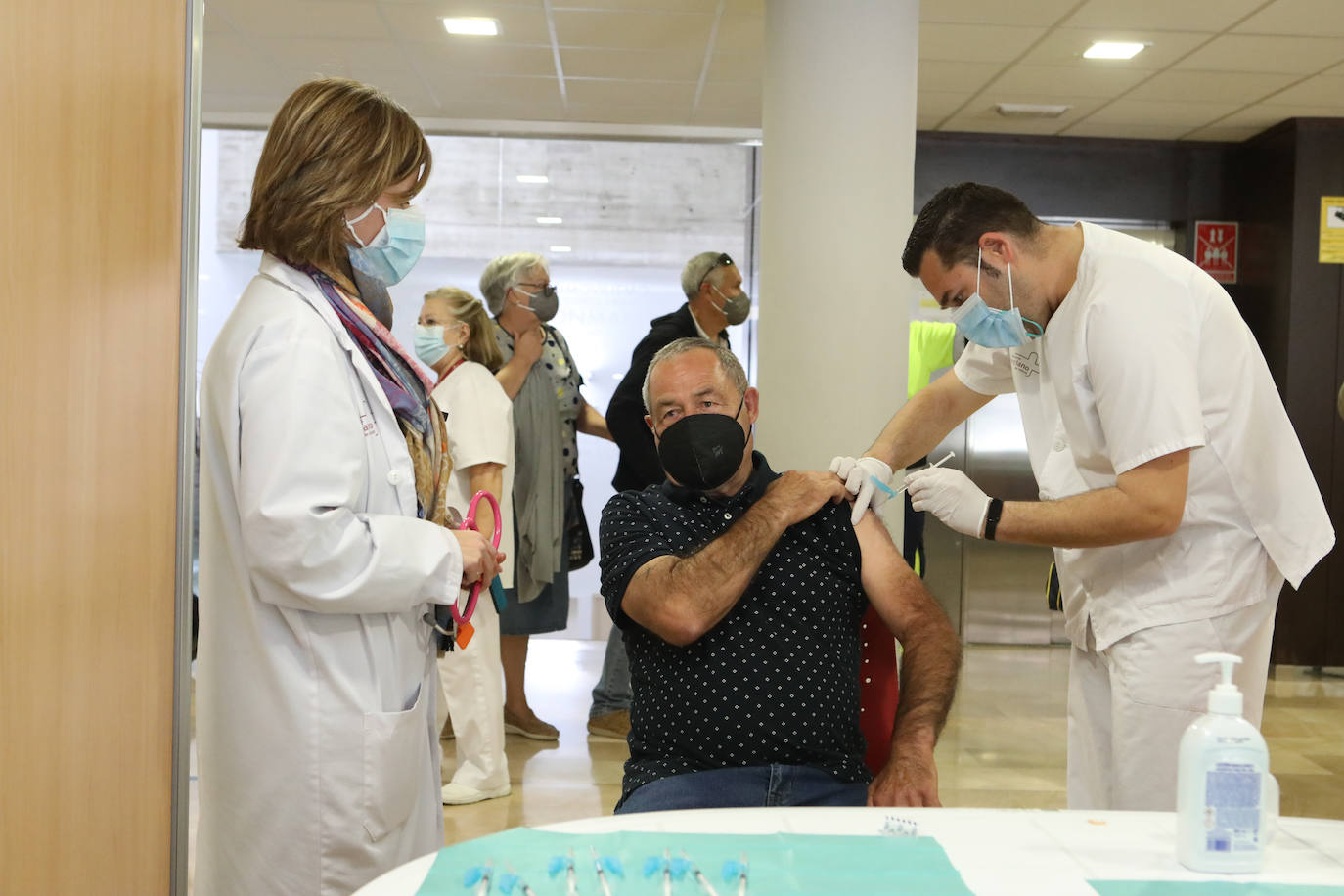 Fotos: Llamamiento a la población de entre 64 y 65 años de Lorca para acudir a vacunarse sin cita