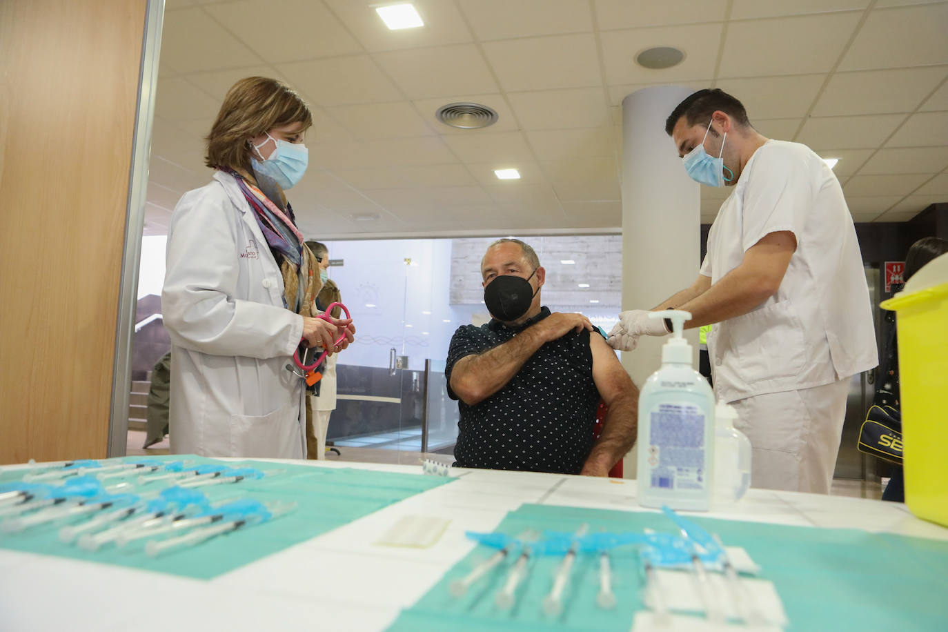 Fotos: Llamamiento a la población de entre 64 y 65 años de Lorca para acudir a vacunarse sin cita