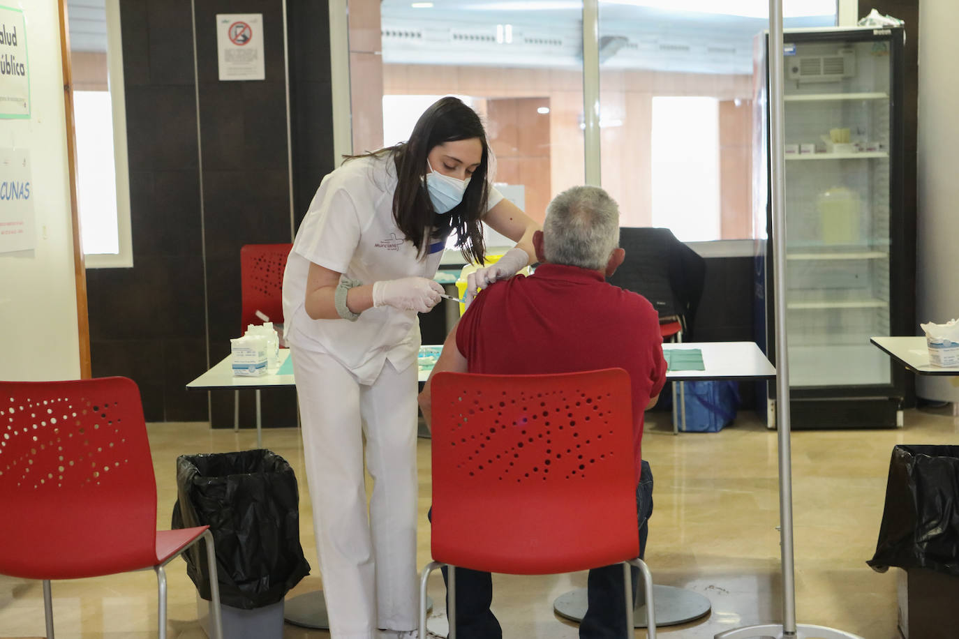 Fotos: Llamamiento a la población de entre 64 y 65 años de Lorca para acudir a vacunarse sin cita