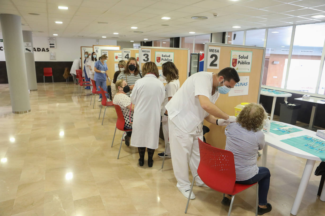 Fotos: Llamamiento a la población de entre 64 y 65 años de Lorca para acudir a vacunarse sin cita