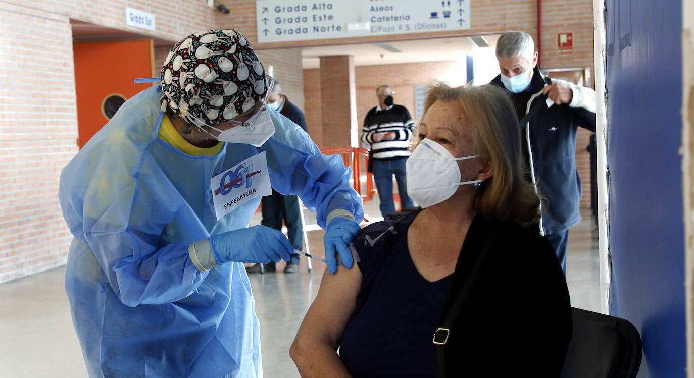 Fotos: Primeros murcianos de 64 y 65 años vacunados en el Palacio de los Deportes de Murcia
