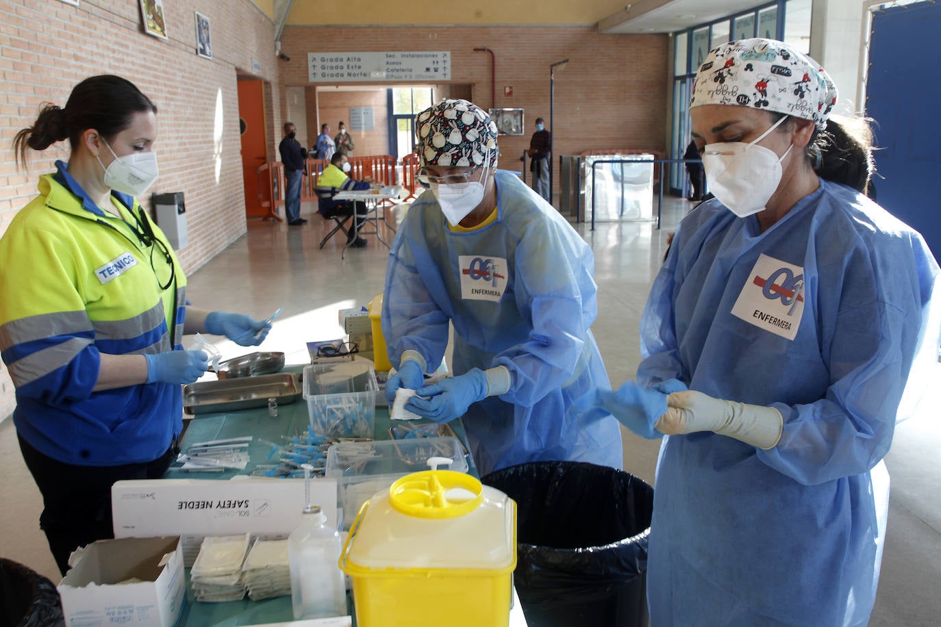 Fotos: Primeros murcianos de 64 y 65 años vacunados en el Palacio de los Deportes de Murcia