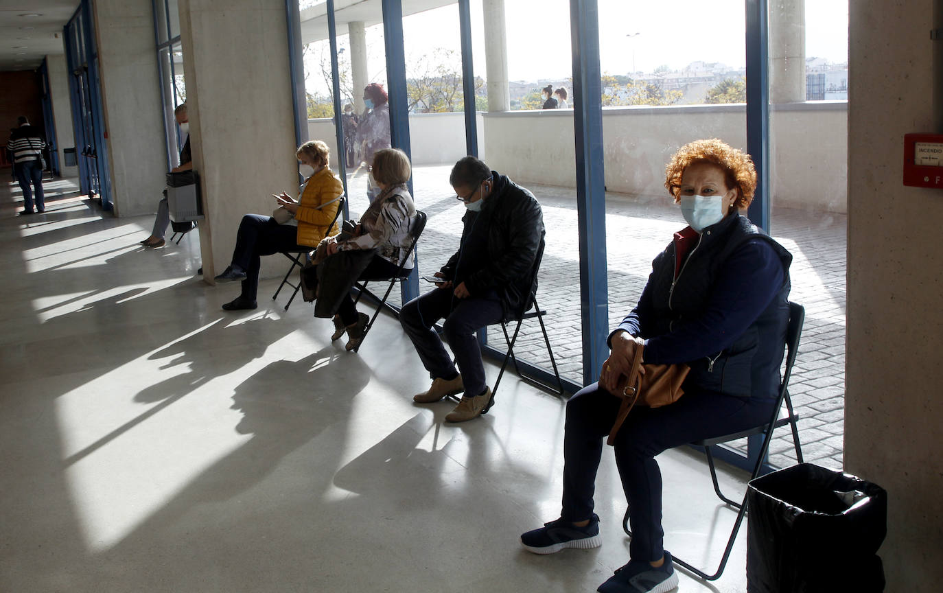 Fotos: Primeros murcianos de 64 y 65 años vacunados en el Palacio de los Deportes de Murcia