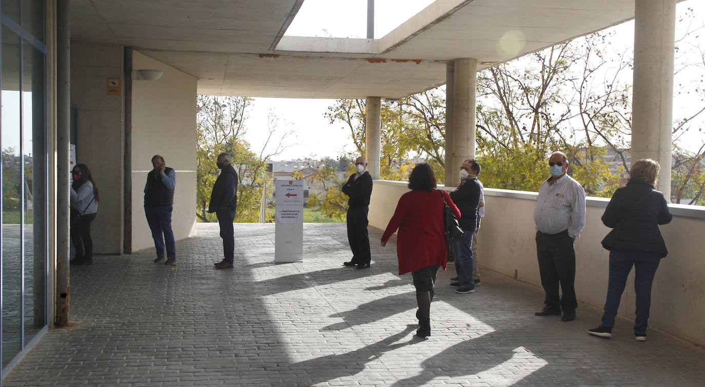 Fotos: Primeros murcianos de 64 y 65 años vacunados en el Palacio de los Deportes de Murcia
