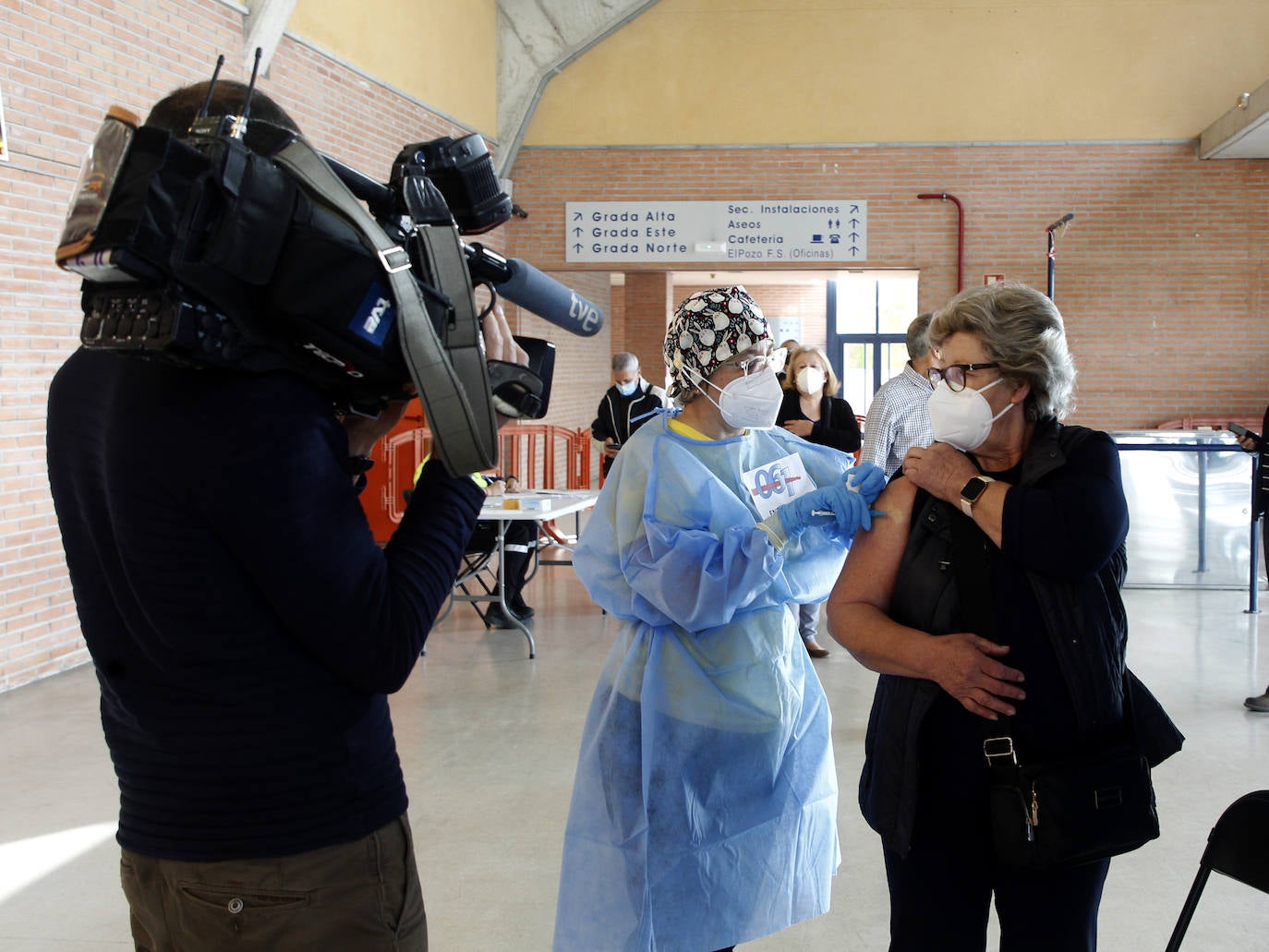Fotos: Primeros murcianos de 64 y 65 años vacunados en el Palacio de los Deportes de Murcia