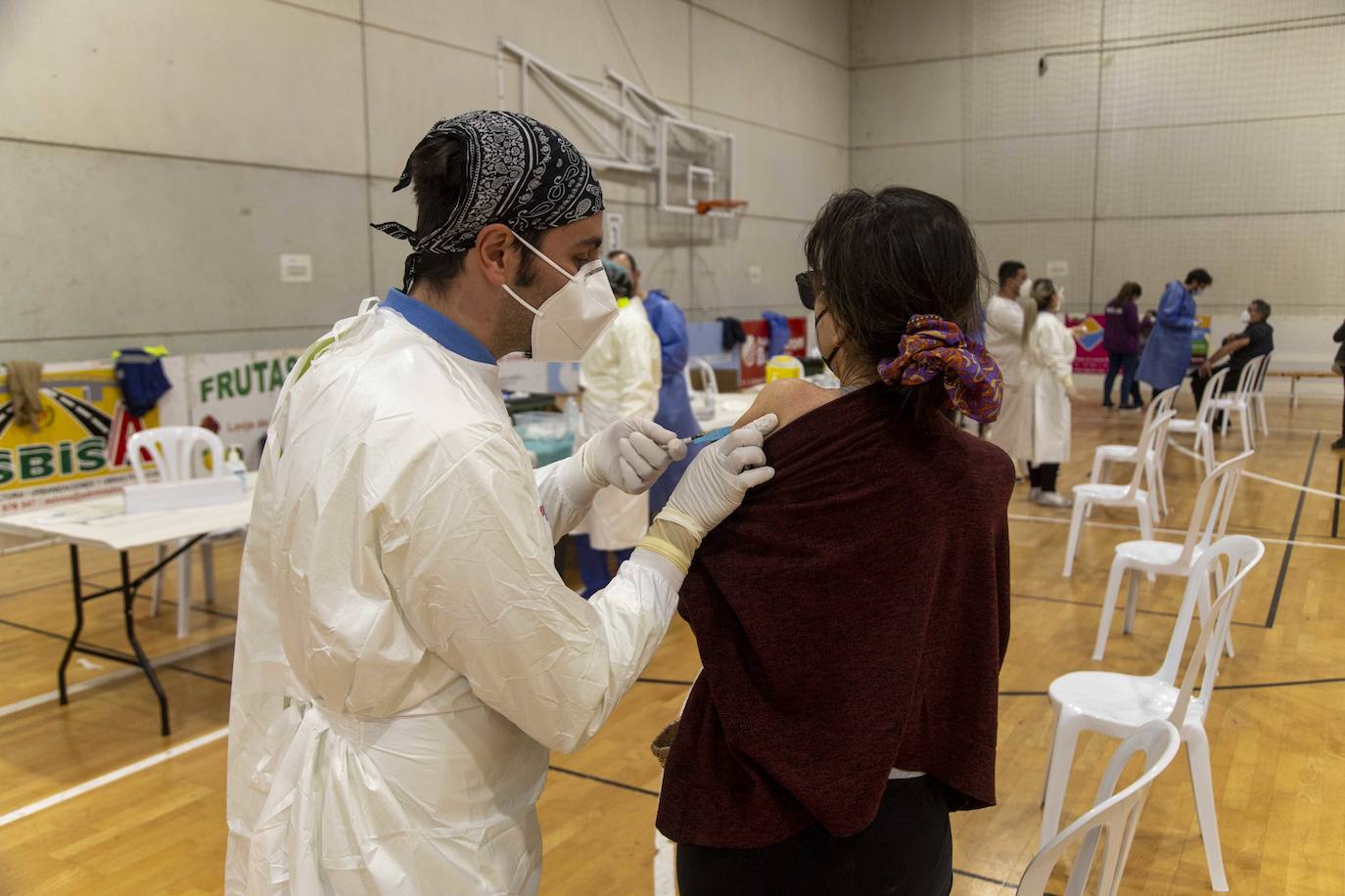 Fotos: Vacunación a personas de 64 y 65 años en Cartagena durante el Jueves Santo