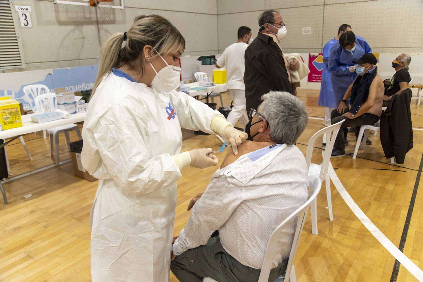 Fotos: Vacunación a personas de 64 y 65 años en Cartagena durante el Jueves Santo