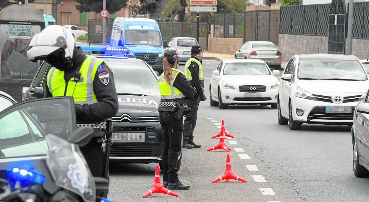 Agentes de la Policía Local de Cartagena realizando un control en carretera durante la jornada de ayer. 